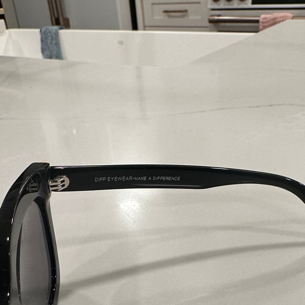 DIFF Carson Black Sunglasses - Picture 10 of 10